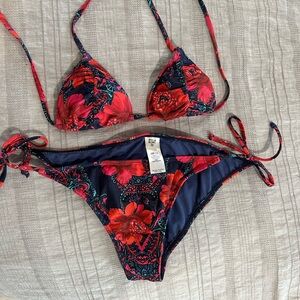 Top size: 10 (sm/md) Bottom size: 14 (large)